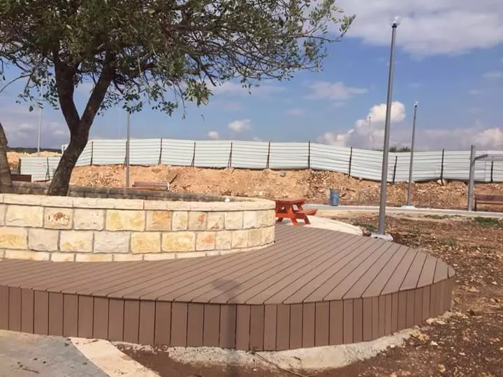 התקנת דק סינטטי דגם 066 במרכז מסחרי חריש